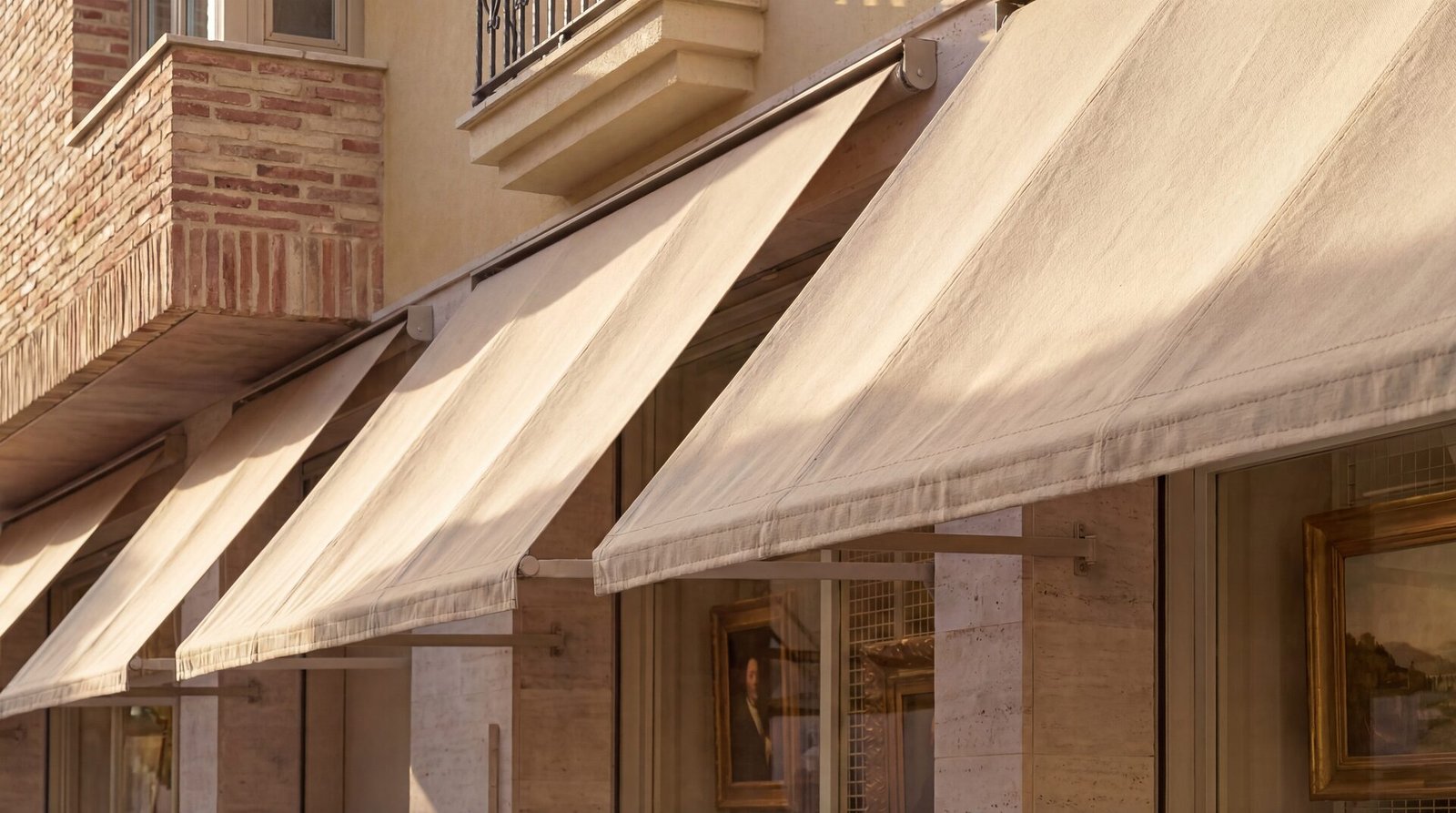 Dettaglio architettonico — tende parasole su facciata, Valencia