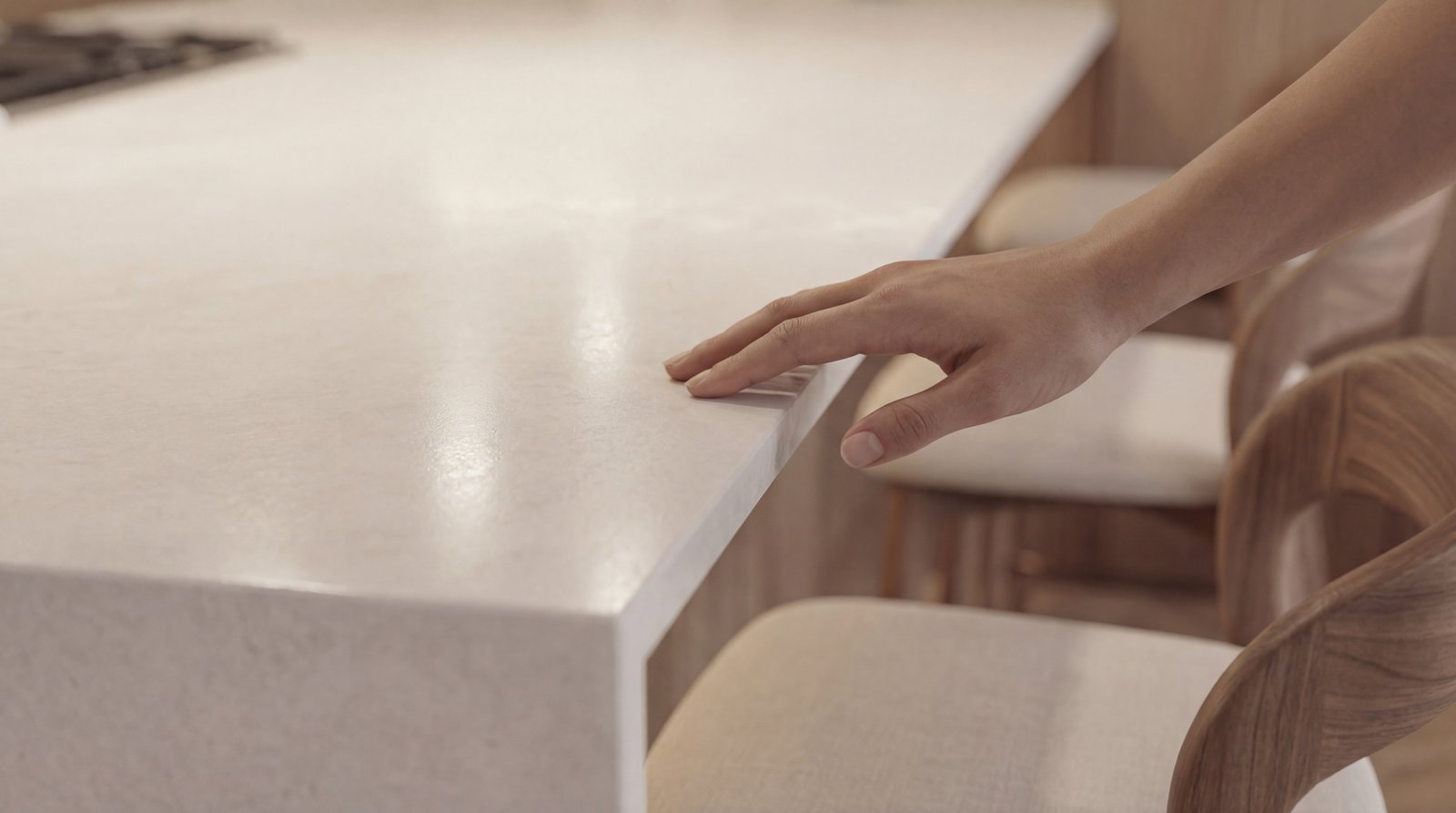 Render fotorealistico — dettaglio cucina, mano su top in pietra